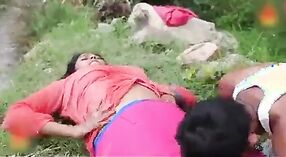 Seks di luar ruangan dengan tetangga India yang tertangkap kamera di desa 2 min 10 sec