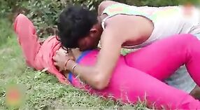 Sexo ao ar livre com um vizinho Indiano capturado na câmara na aldeia 2 minuto 50 SEC