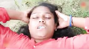 Outdoor seks met een Indiase buurman gevangen op camera in het dorp 0 min 30 sec