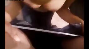 車の中でフェラチオを与える女子大生の本物のセックスビデオ 2 分 30 秒