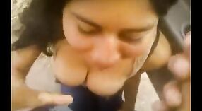 Video seks nyata dari seorang gadis perguruan tinggi memberikan blowjob di dalam mobil 3 min 00 sec