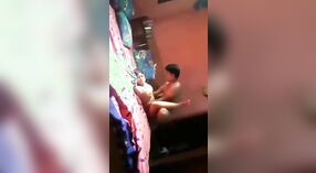 Esposa bangladesí es golpeada en un video de sexo grupal 2 mín. 20 sec