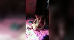 バングラデシュの妻はグループセックスビデオで叩かれます 0 分 40 秒