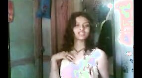 Indyjski dziewczyna rozbiera się i pokazuje swoje ciało na żywo kamery 0 / min 0 sec