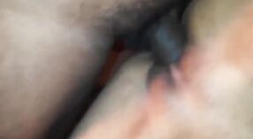 Un couple amateur baise au lit et se termine avec une fille chaude chevauchant la bite de Desi 6 minute 20 sec