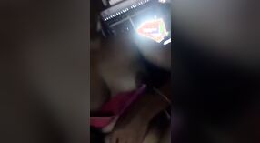 Bangla bhabhi zeigt ihre großen Brüste und ihre haarige Muschi in einem Nacktvideo 3 min 20 s