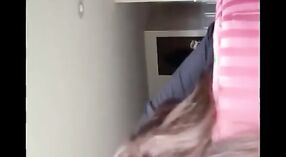Vidéo de sexe indienne NRI mettant en vedette une femme séduisante faisant une pipe incroyable à son petit ami 1 minute 40 sec