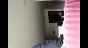 Vidéo de sexe indienne NRI mettant en vedette une femme séduisante faisant une pipe incroyable à son petit ami 2 minute 00 sec