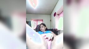 Indische Reife Tante gibt eine live-show mit ihren großen Titten und Fingern 2 min 00 s