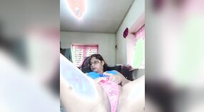 Indische Reife Tante gibt eine live-show mit ihren großen Titten und Fingern 2 min 50 s