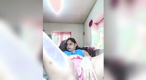 Indiase volwassen tante geeft een live show met haar grote borsten en vingers 0 min 0 sec