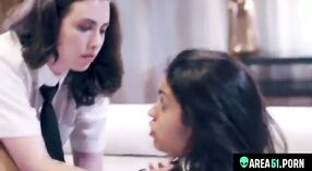 Старшая сестра учит младшую сестру делать минет в табуированном Дези Секс видео 4 минута 20 сек