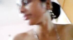 成熟したインドの妻は、この自家製のビデオでフェラチオとMMSで落ちて汚れています 3 分 00 秒