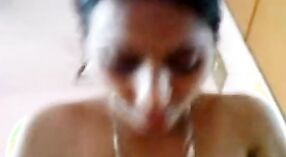 Maduro Indiano mulher fica para baixo e sujo com um boquete e MMS neste vídeo caseiro 3 minuto 20 SEC