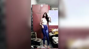 Desi girl'S XXX striptease em seu dormitório 0 minuto 0 SEC
