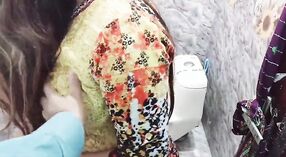 Casero indio se pone travieso en el baño con su inquilino gordito 0 mín. 0 sec