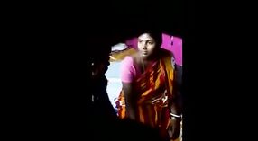 Indiase tante en minderjarige vriend engage in stomende seks in Bengali film 1 min 10 sec