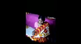 Indiase tante en minderjarige vriend engage in stomende seks in Bengali film 5 min 20 sec