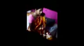 Indiase tante en minderjarige vriend engage in stomende seks in Bengali film 7 min 00 sec