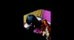 Indiase tante en minderjarige vriend engage in stomende seks in Bengali film 0 min 0 sec