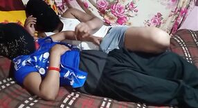 Desi indyjski kobieta dostaje jej pierwszy smak z missionary pozycja w domowej roboty porno wideo 1 / min 10 sec