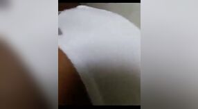 Bangla senhorio fica um gosto de sua proeza sexual neste vídeo pornô Indiano 3 minuto 50 SEC