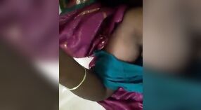 Bangla ' s landlord gets een taste van haar seksueel prowess in deze Indiase Porno video 0 min 30 sec