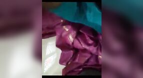 Le propriétaire de Bangla goûte à ses prouesses sexuelles dans cette vidéo porno indienne 1 minute 00 sec