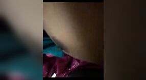 Bangla senhorio fica um gosto de sua proeza sexual neste vídeo pornô Indiano 1 minuto 10 SEC