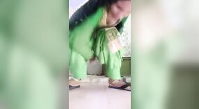 Pertunjukan webcam Bibi Rajasthani: fantasi seks India yang beruap 0 min 0 sec