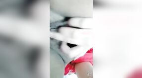 Desi chica de colegio disfruta de jugar en solitario con su coño en MMS video 1 mín. 30 sec