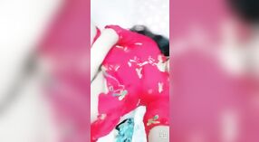 Gadis perguruan tinggi Desi menikmati permainan solo dengan vaginanya dalam video MMS 2 min 10 sec