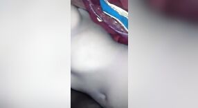 Dalam video amatir ini, seorang desi MILF membuat vaginanya ditumbuk keras oleh kekasihnya 7 min 00 sec