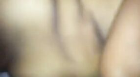 দেশি ভাবি একটি বাষ্পীয় এমএমসি দৃশ্যে নেমে গিয়ে নোংরা 1 মিন 00 সেকেন্ড