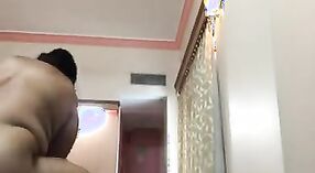 పెద్ద-బూబ్డ్ సౌత్ ఇండియన్ పసికందు MMC వీడియోలో ఆమె పుస్సీని కొట్టింది 3 మిన్ 50 సెకను