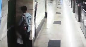 Een stomende orale seks video met een minderjarig stel in een metrostation 0 min 0 sec