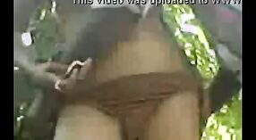 Ein junges indisches Paar genießt in diesem desi-mms-video sex im Freien 1 min 40 s
