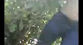 Een jong Indisch koppel enjoys outdoor seks in deze desi mms video 0 min 40 sec