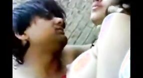 Bocah wadon desa india dadi skandal amarga pesen teks Erotis Desi Ing Hindi 3 min 50 sec