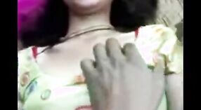 Une villageoise indienne est scandalisée par le message texte érotique de Desi en hindi 1 minute 00 sec
