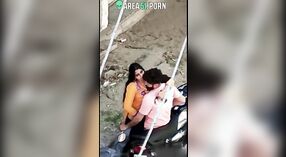 फसवणूकीच्या पत्नीने डीसी एमएमएस व्हिडिओ तिच्या नोकरासह तिच्या सेवकाशी लैंगिक संबंध ठेवला 3 मिन 00 सेकंद