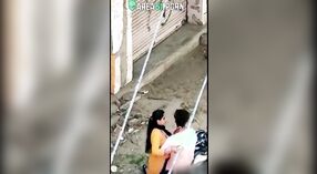 Дези ммс-видео изменяющей жены, застигнутой за сексом со своим слугой на открытом воздухе 4 минута 00 сек