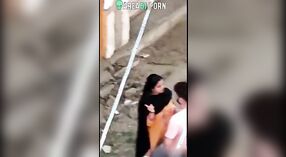 Desi mms wideo z oszukiwanie żona złapany mający seks z jej servant na dworze 5 / min 00 sec