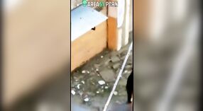 Desi mms wideo z oszukiwanie żona złapany mający seks z jej servant na dworze 5 / min 40 sec