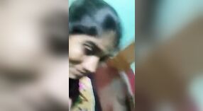 Bangla meid voldoet aan de verlangens van haar meester met een sensuele pijpbeurt in MMS-video 1 min 40 sec