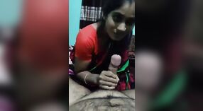Bangla maid satisfait les désirs de son maître avec une pipe sensuelle dans une vidéo MMS 2 minute 40 sec