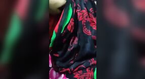 Bangla maid satisfait les désirs de son maître avec une pipe sensuelle dans une vidéo MMS 3 minute 00 sec