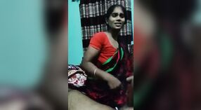 Bangla meid voldoet aan de verlangens van haar meester met een sensuele pijpbeurt in MMS-video 3 min 20 sec