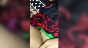 Bangla maid satisfait les désirs de son maître avec une pipe sensuelle dans une vidéo MMS 5 minute 20 sec