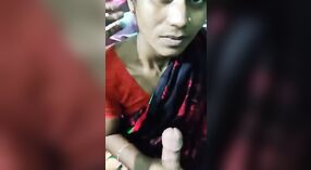 Bangla meid voldoet aan de verlangens van haar meester met een sensuele pijpbeurt in MMS-video 0 min 40 sec
